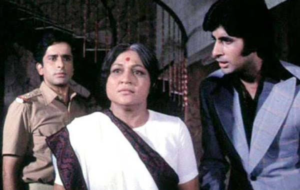 Nirupa roy दीवार फिल्म के एक दृश्य में अमिताभ, शशि कपूर संग
