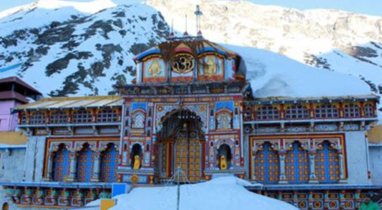 Badrinath dham में कुछ समय पूर्व इस तरह बर्फ नजर आ रही थी।