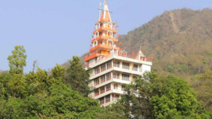 Bhootnath temple तीनों ओर से राजा जी पार्क की हरियाली से घिरा है।